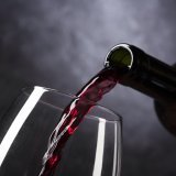 Il y a "verre de rouge" et "verre de rouge" : la provenance et les coûts de production ont évidemment une incidence sur la qualité et le prix final d'un vin, rappellent les vignerons-encaveurs valaisans